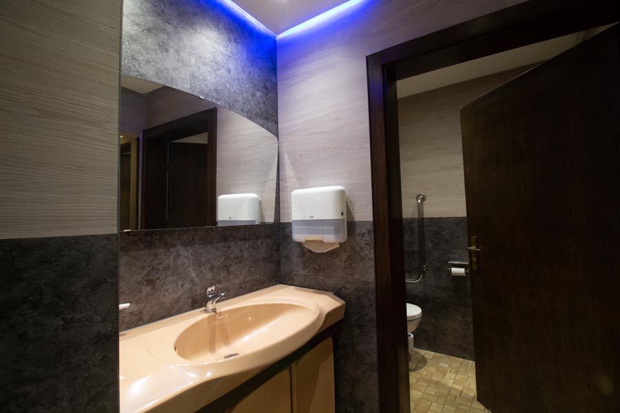 Blick auf das Waschbecken mit Tür zur Toilette