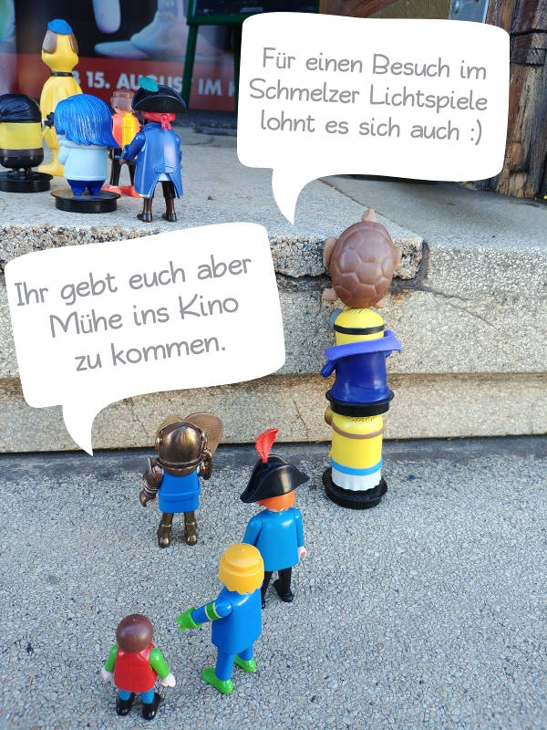 Verschiedene Figuren z. B. Playmobil und Minions versuchen ins Kino zu kommen