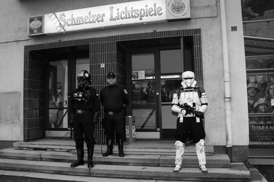 Der Eingang wird von drei Figuren aus Star Wars bewacht