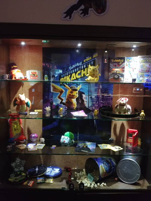 Vitrine mit Pokémon-Dekoration