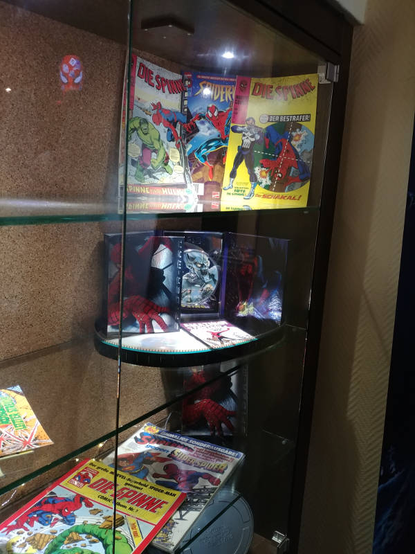 Vitrine mit Spiderman-Dekoration
