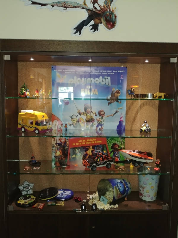 Vitrine mit Playmobil-Dekoration