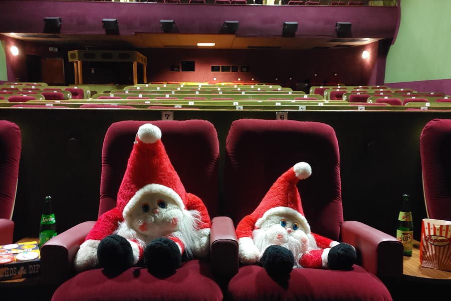 Zwei Weihnachtsmänner sitzen in der ersten Reihe