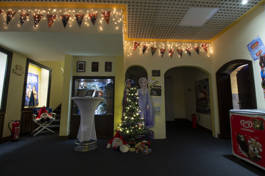 Weihnachtlich geschmücktes Foyer