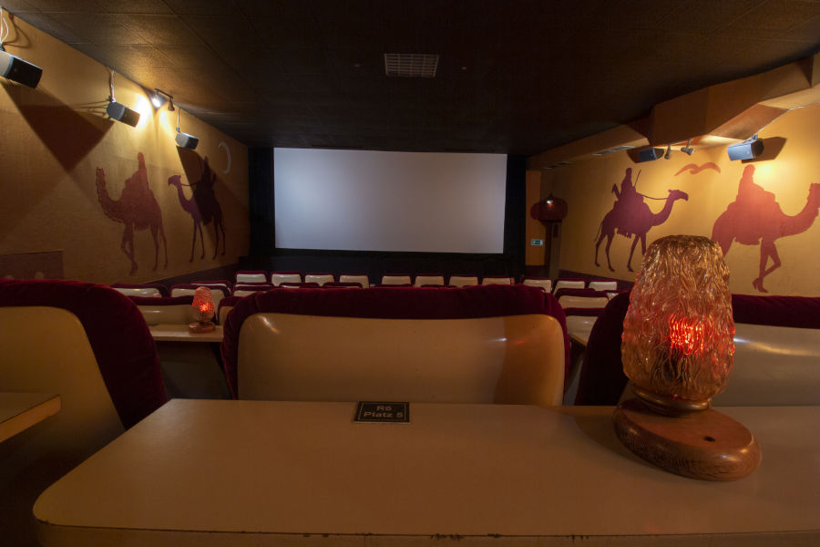 Blick auf die Leinwand von einem Sitzplatz